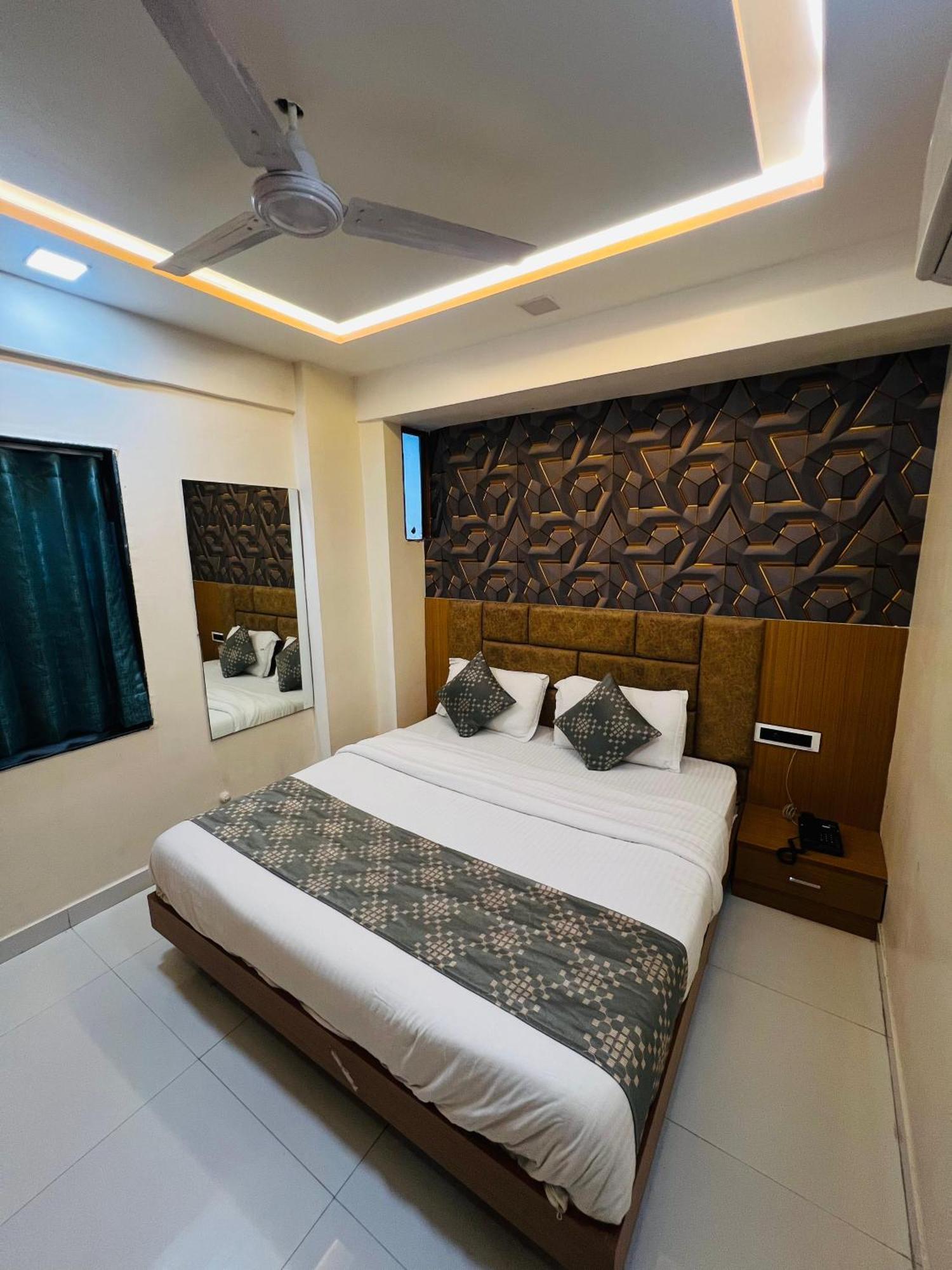 Hotel Exotic Ахмедабад Экстерьер фото