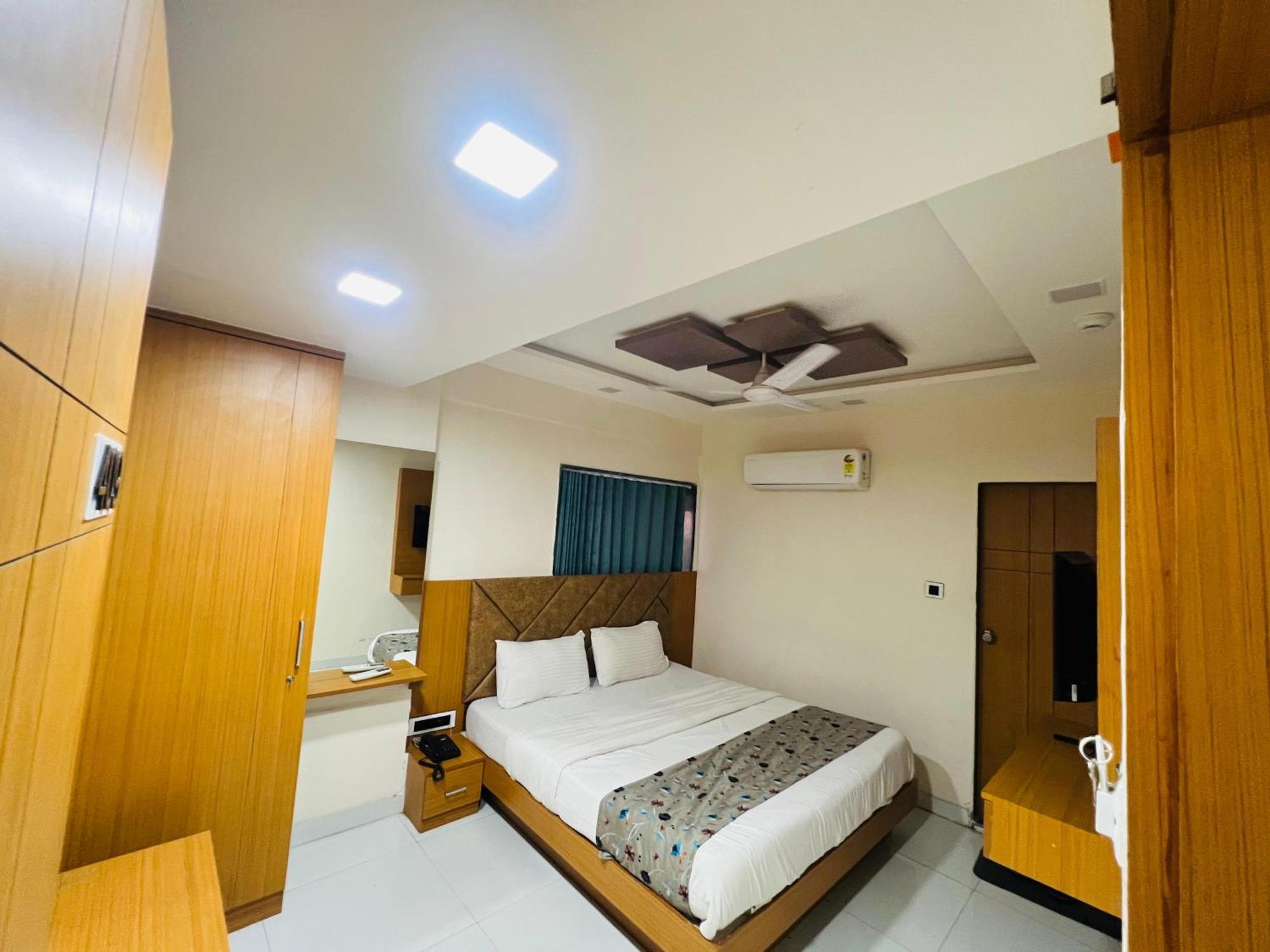 Hotel Exotic Ахмедабад Экстерьер фото