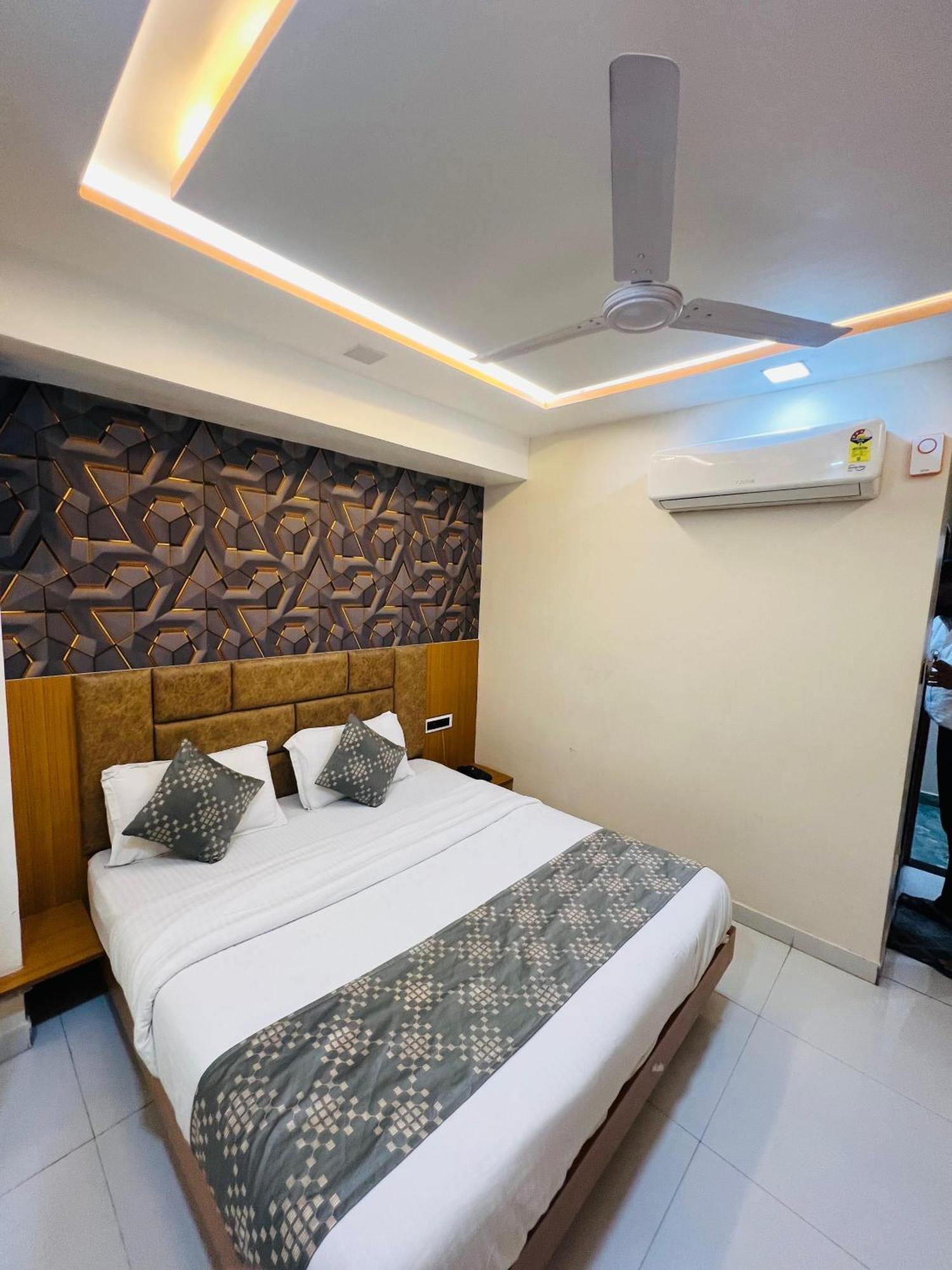 Hotel Exotic Ахмедабад Экстерьер фото
