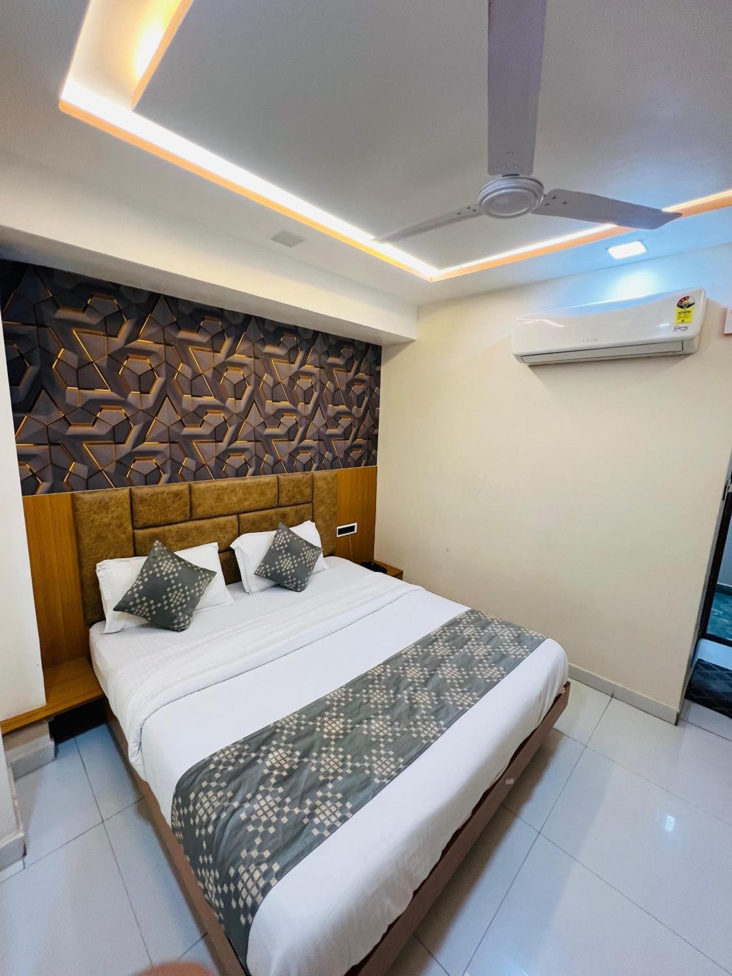 Hotel Exotic Ахмедабад Экстерьер фото