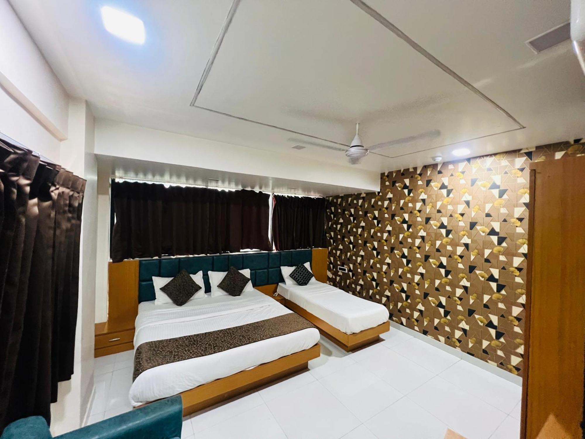 Hotel Exotic Ахмедабад Экстерьер фото